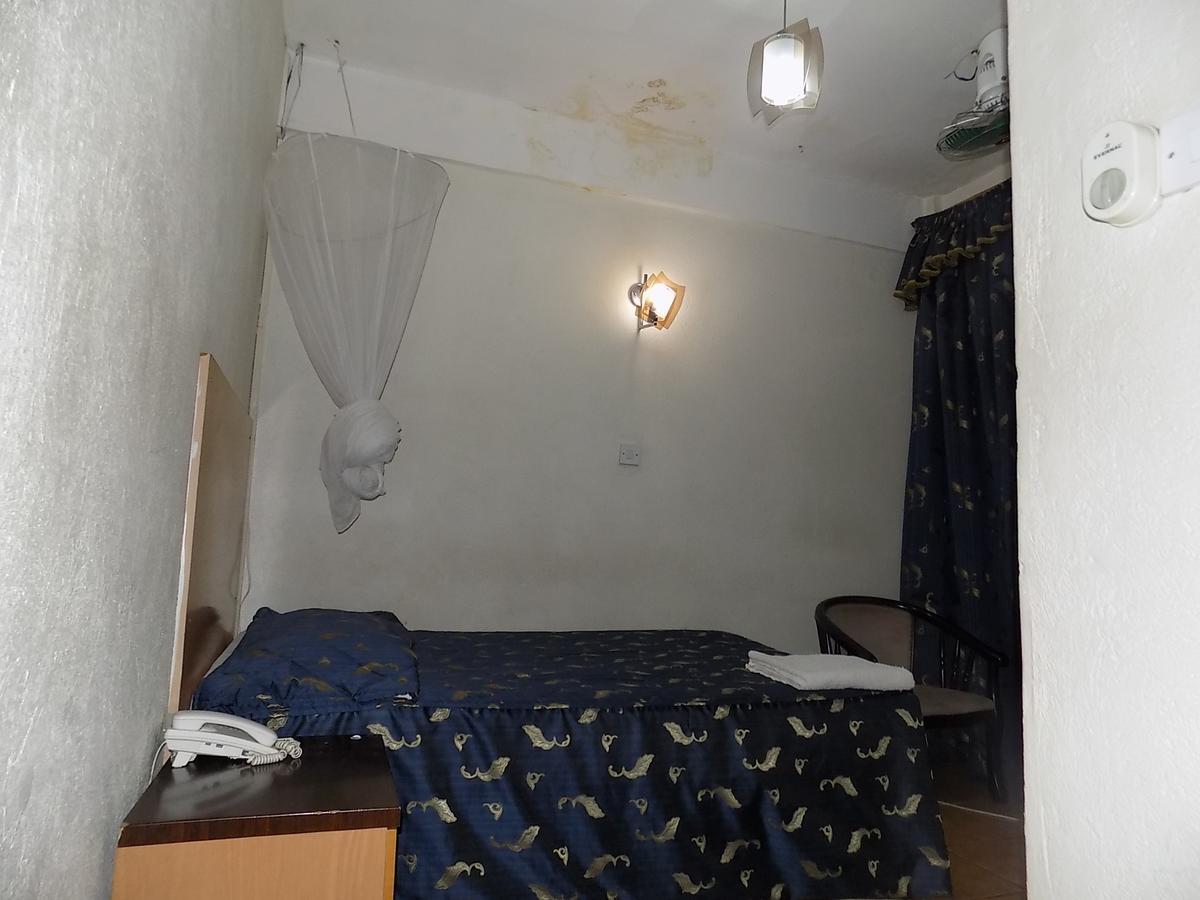 Aponye Hotel คัมพาลา ภายนอก รูปภาพ