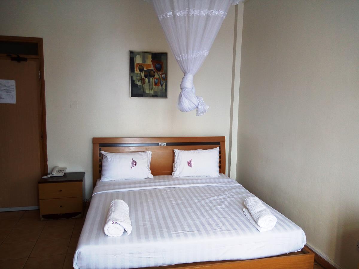Aponye Hotel คัมพาลา ภายนอก รูปภาพ