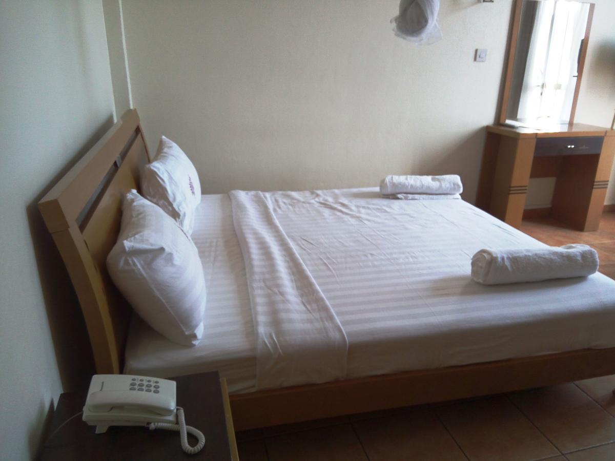 Aponye Hotel คัมพาลา ภายนอก รูปภาพ