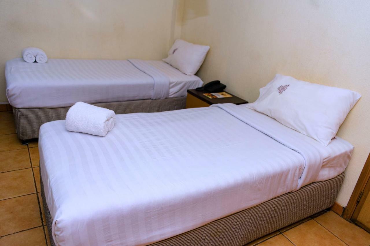 Aponye Hotel คัมพาลา ภายนอก รูปภาพ
