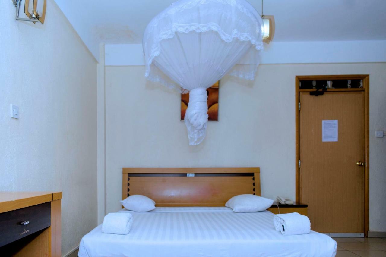 Aponye Hotel คัมพาลา ภายนอก รูปภาพ